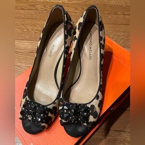 EUC! ANTONIO MELANI OPEN TOE HEELS - LEOPARD CALF HAIR W/JEWEL ACCENT - SIZE 8